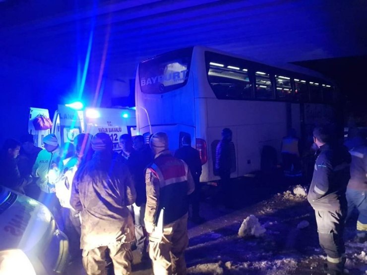 Yolcu otobüsü kaza yaptı: 9 yaralı