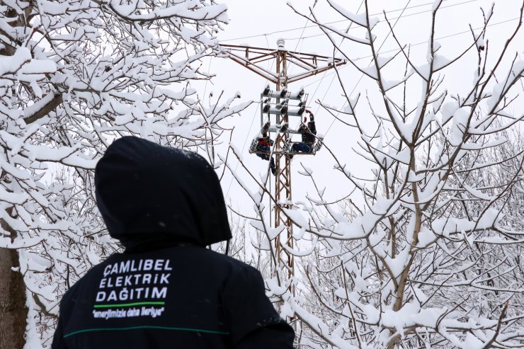 Sivas'ta enerji timlerinin kar ve karanlıkla mücadelesi