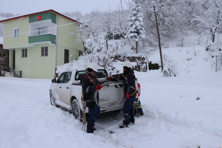 Sivas'ta enerji timlerinin kar ve karanlıkla mücadelesi