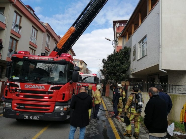 Ümraniye’de yaşlı adamın evde içtiği sigara yangına sebep oldu
