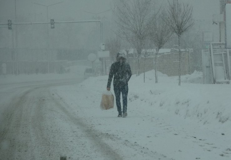 Van’da 337 yerleşim yeri ulaşıma kapandı