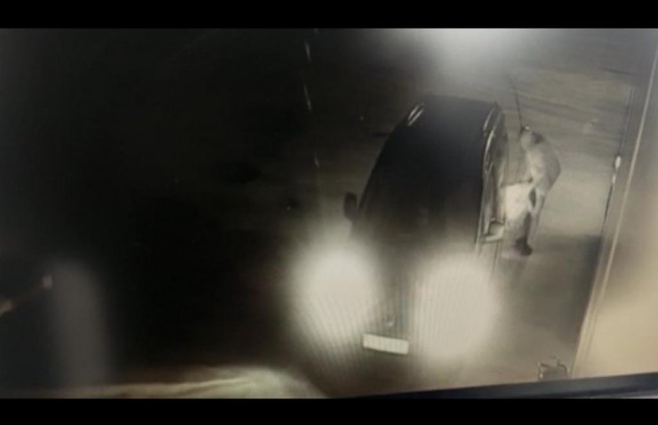 Çarpıp kaçtı, genç kadının lastiğe sıkışan montunu çıkarıp attı