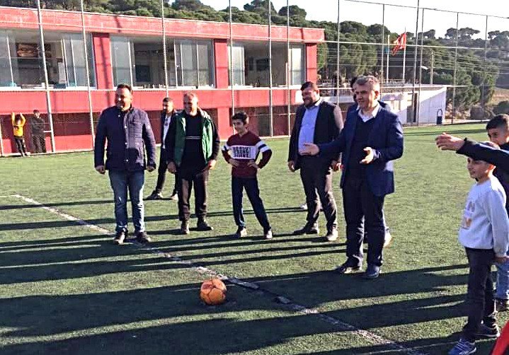 AK Partili Milletvekili Canbey, gençlerle top oynadı