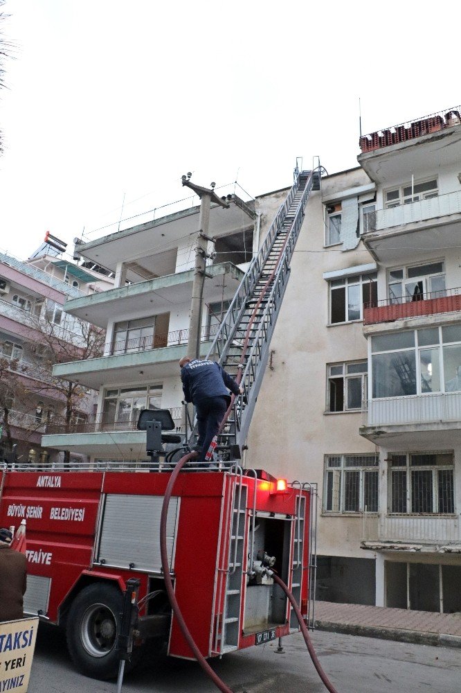Metruk binada çıkan yangın korkuttu