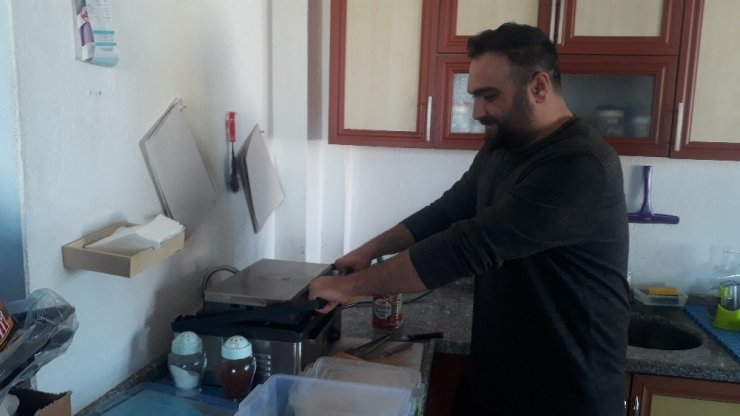Okey takozuyla camı kırdı, 5 bin TL’yi alıp yere yağ döktükten sonra kaçtı