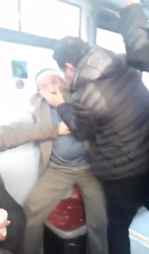 Otobüste yaşlıların kavgası kameraya yansıdı
