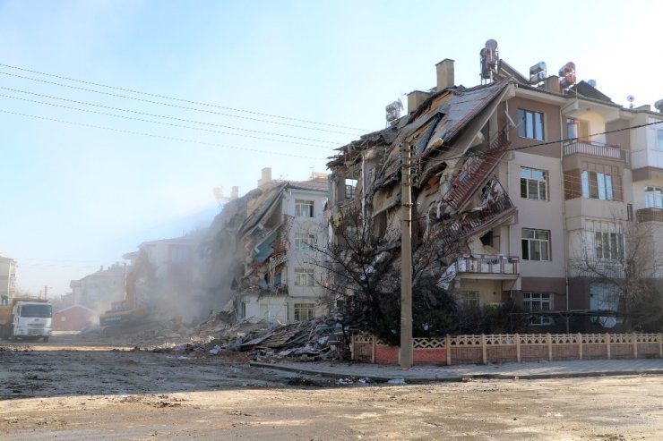 Elazığ’da depremde hasar gören bina çöktü