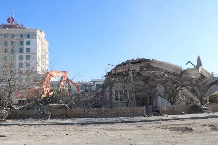 Elazığ’da depremde hasar gören bina çöktü