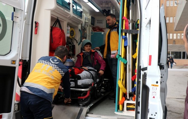 Kayak yaparken çarpışan 2 kayakçı yaralandı
