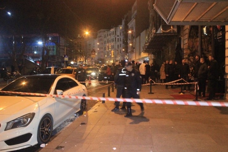 Beyoğlu’nda lüks araçla gelip tartıştıkları gruba ateş açtılar: 1 ağır yaralı