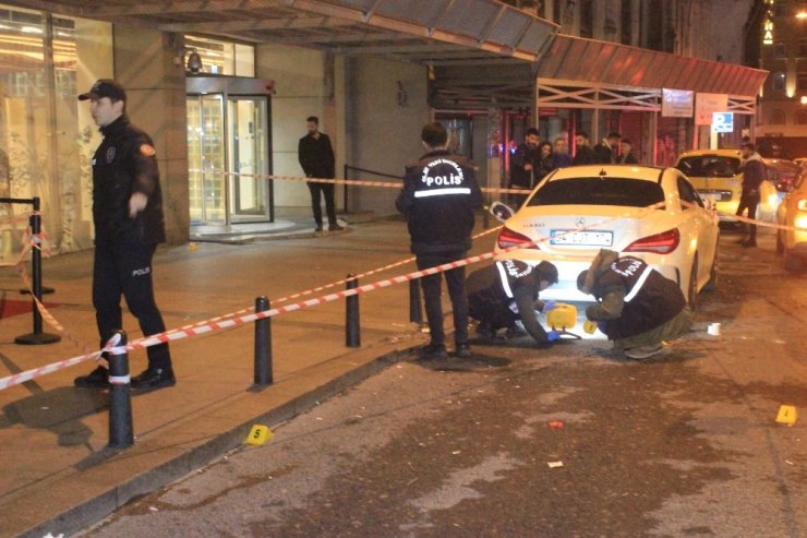 Beyoğlu’nda lüks araçla gelip tartıştıkları gruba ateş açtılar: 1 ağır yaralı