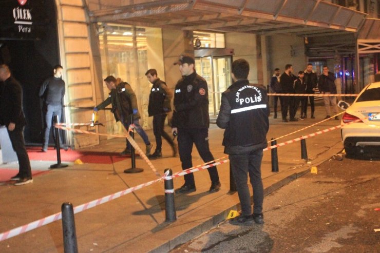 Beyoğlu’nda lüks araçla gelip tartıştıkları gruba ateş açtılar: 1 ağır yaralı
