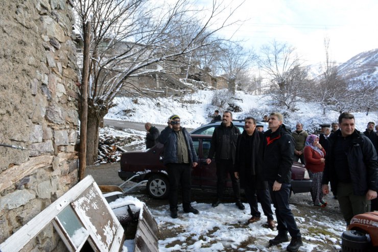 Malatya Valisi Baruş, depremden etkilenen mahallelerde incelemelerde bulundu: