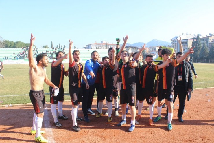 Salihli Emirspor 3 yıl sonra yeniden Süper Amatör Küme’de