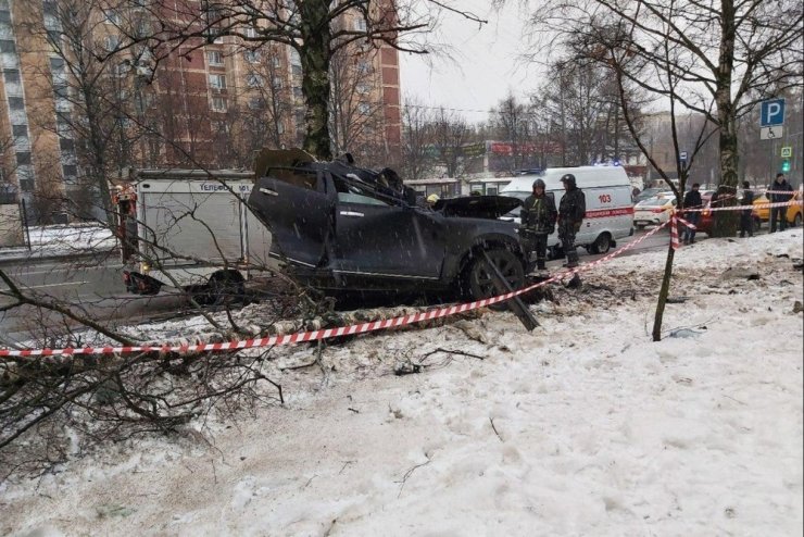 Rusya’da ağaçlara çarpan araç ikiye bölündü: 2 ölü