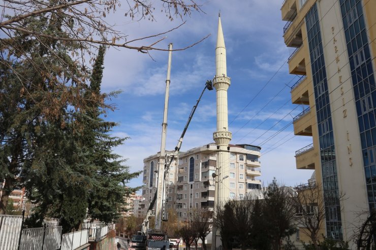 Şanlıurfa'da hasarlı minarenin yıkımına başlandı