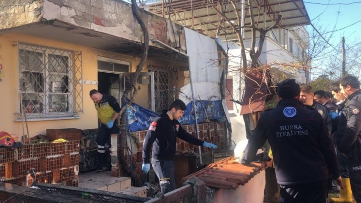 Yaşlı adam yanan evinde ölü bulundu