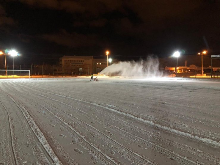 Van Atatürk Stadı yeniden kardan temizlendi