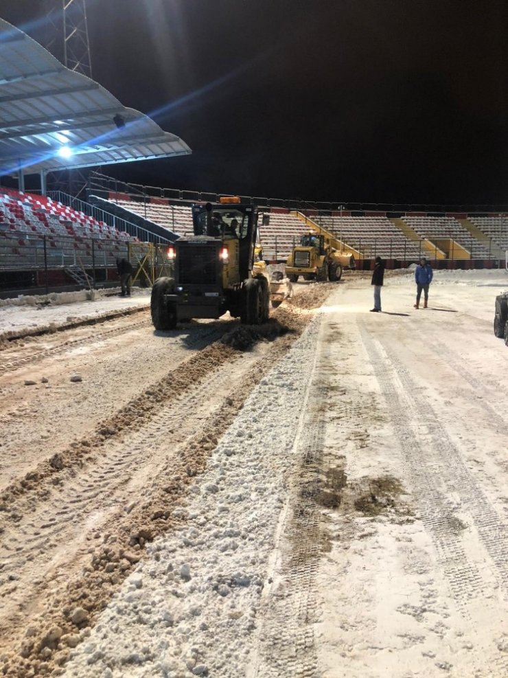 Van Atatürk Stadı yeniden kardan temizlendi