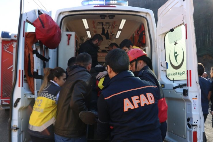 Otomobille yolcu minibüsü çarpıştı: 1’i çocuk 12 yaralı