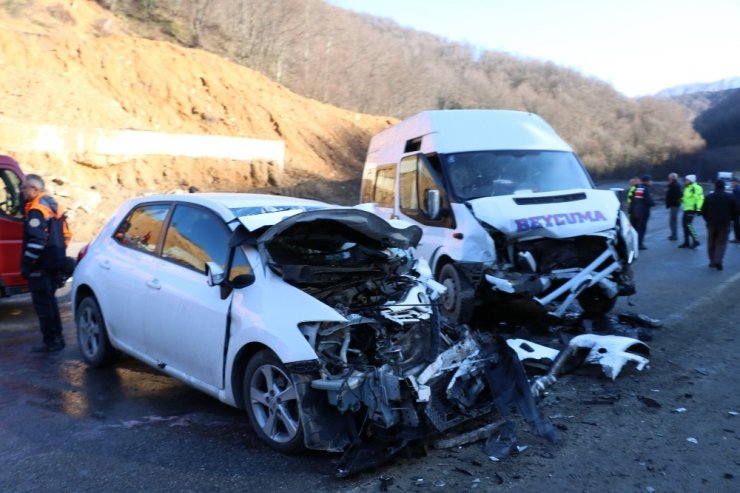 Otomobille yolcu minibüsü çarpıştı: 1’i çocuk 12 yaralı