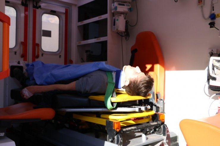 Otomobille yolcu minibüsü çarpıştı: 1’i çocuk 12 yaralı