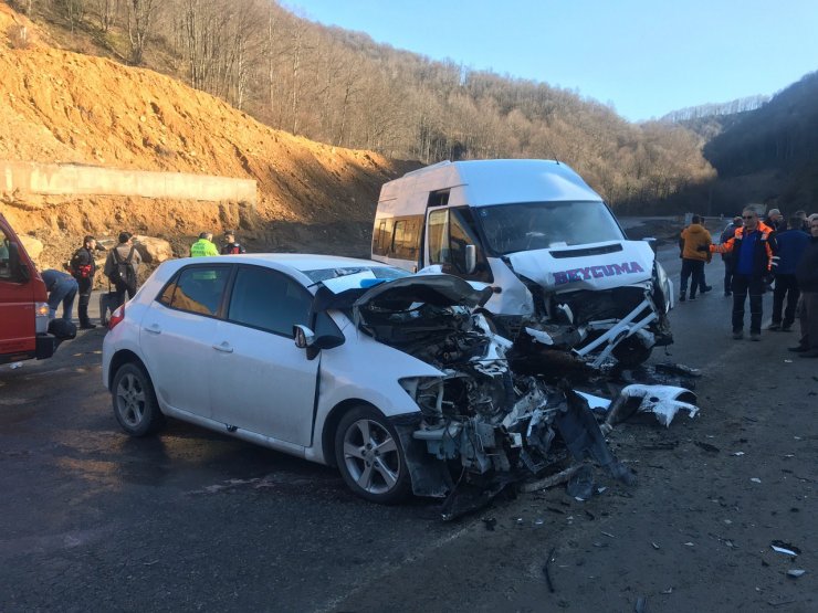 Zonguldak'ta otomobille minibüs çarpıştı: 12 yaralı
