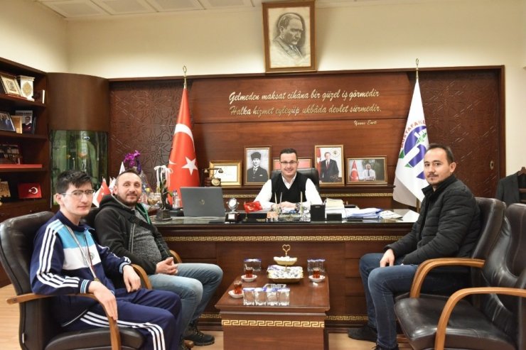 Özel sporcudan Başkan Kanar’a ziyaret
