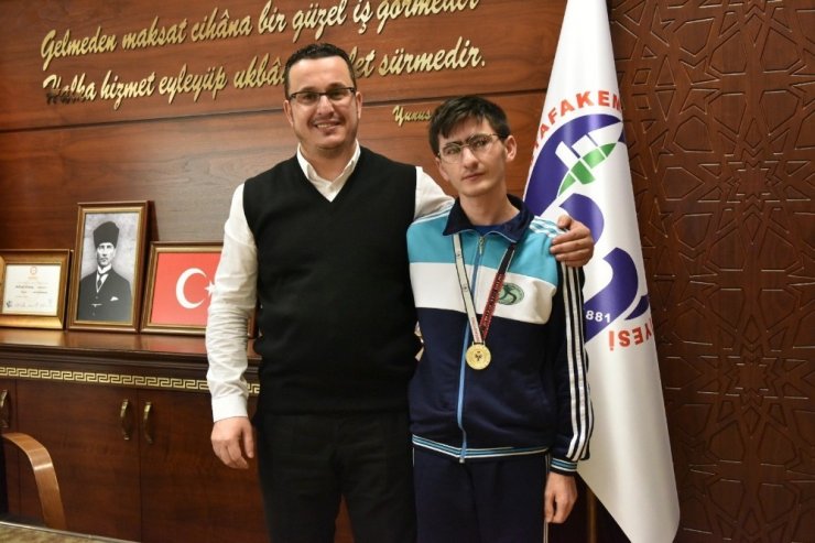 Özel sporcudan Başkan Kanar’a ziyaret