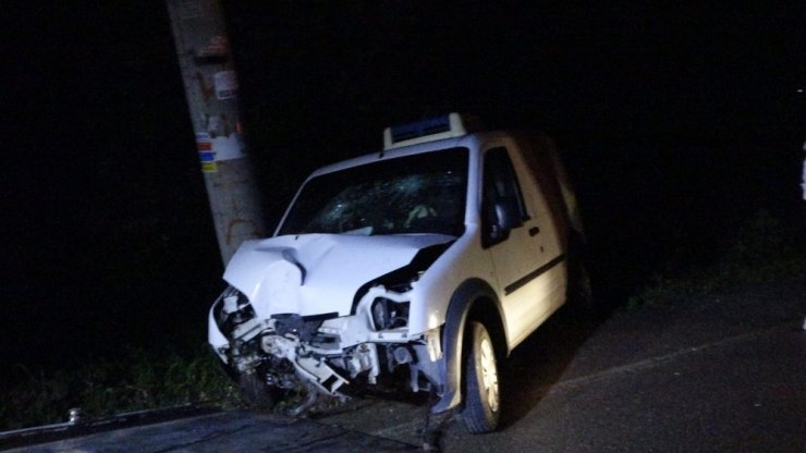 Yoldan çıkan otomobil elektrik direğine çarptı