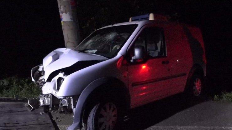 Yoldan çıkan otomobil elektrik direğine çarptı