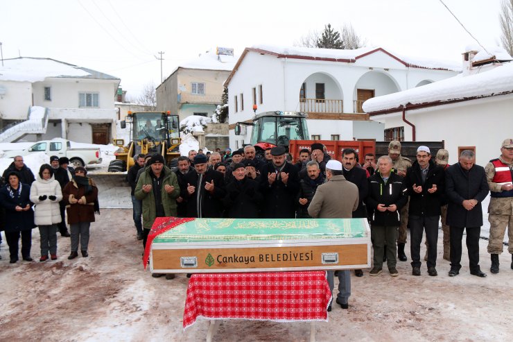 Aşık Veysel'in kızı, babasının türküsüyle son yolculuğuna uğurlandı
