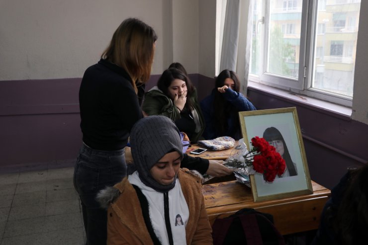 Aydın'daki kazada hayatını kaybeden lise öğrencisinin sırasına karanfil bırakıldı