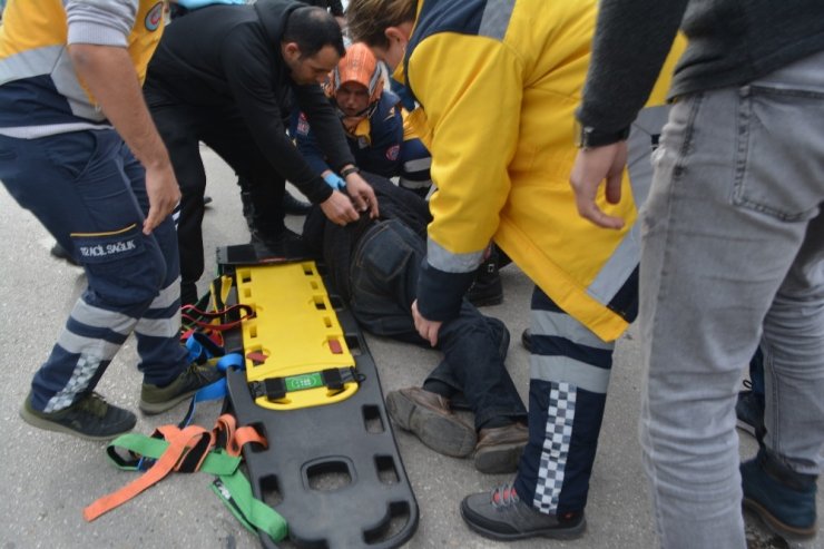 Ayvalık’ta panelvan ile motosiklet çarpıştı; 1 yaralı