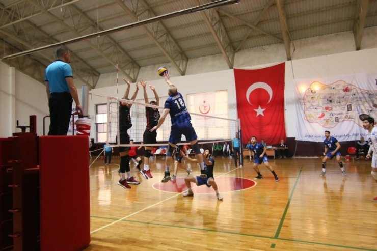 Kağıtspor voleybolda liderliği geri aldı