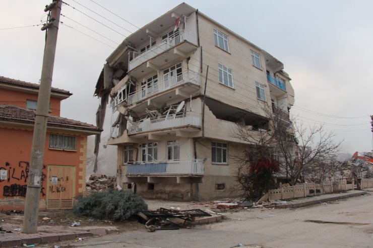 Depremde ağır hasar gören binaların kontrollü yıkımı görüntülendi