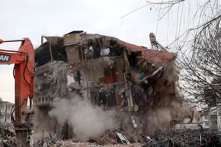 Depremde ağır hasar gören binaların kontrollü yıkımı görüntülendi