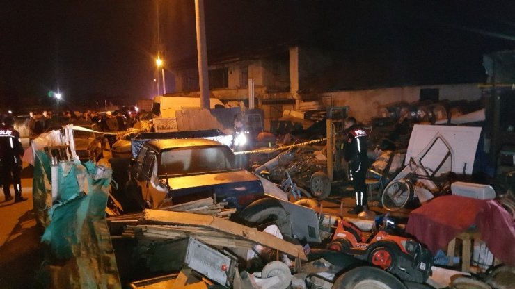 45 Yaşındaki adamı komşuları kanlar içindeki cesedini buldular