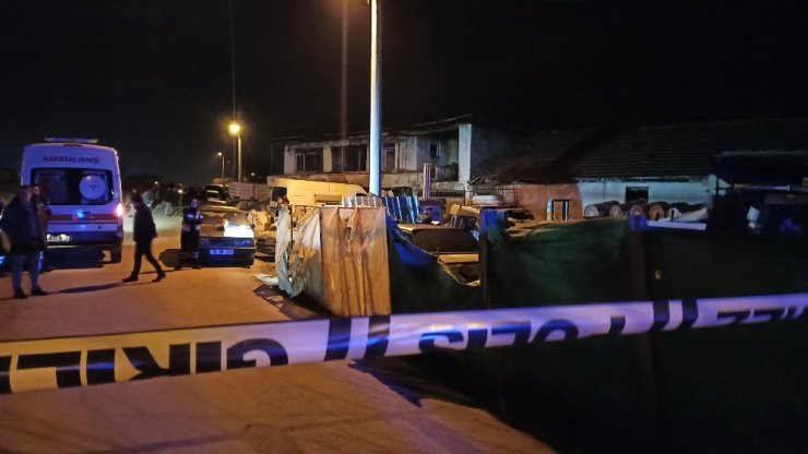 45 Yaşındaki adamı komşuları kanlar içindeki cesedini buldular