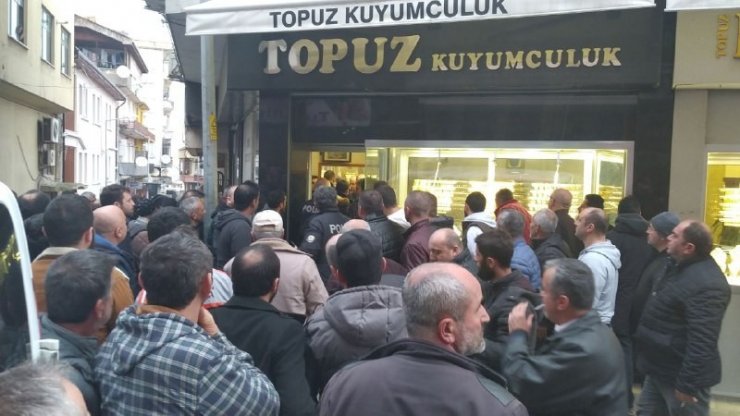 Kurusıkı tabanca ile kuyumcuyu soymaya kalkışınca yakalandı