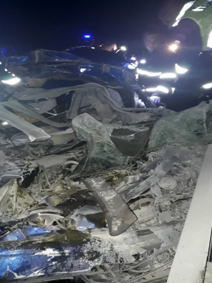 Kamyona arkadan çarpan otomobil bariyerlere savruldu: 1 ölü