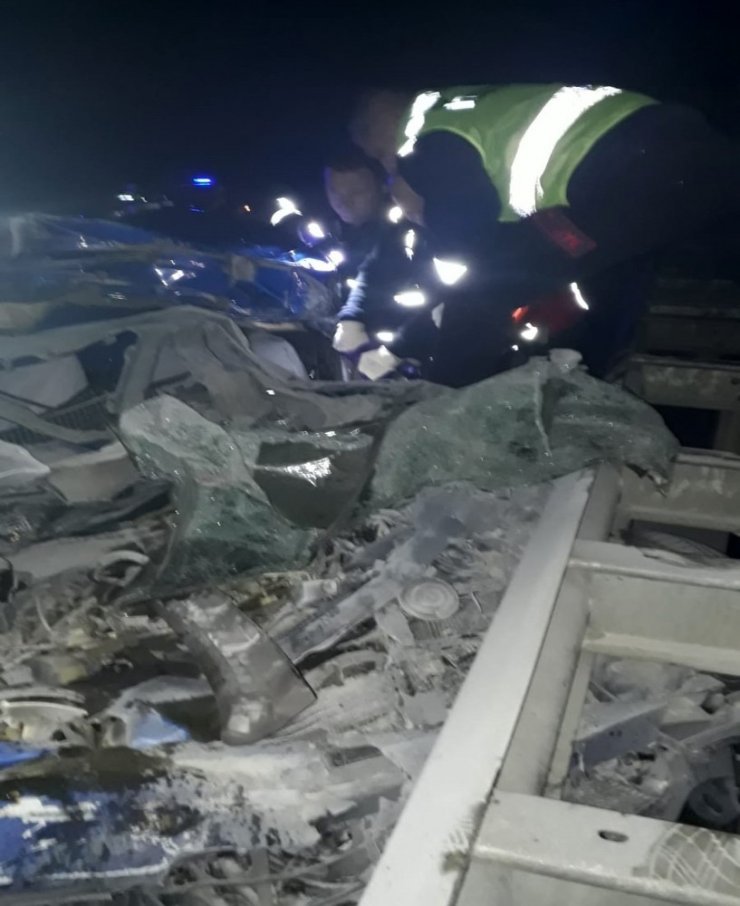 Kamyona arkadan çarpan otomobil bariyerlere savruldu: 1 ölü