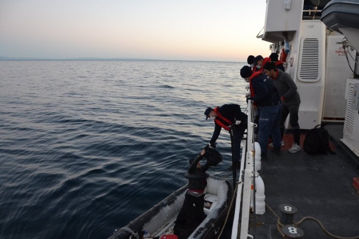 Enez ilçesi açıklarında 2 botta 40 düzensiz göçmen yakalandı