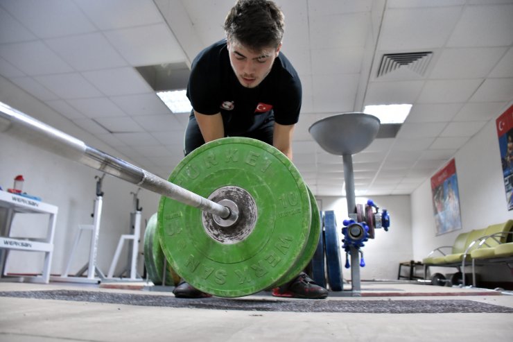 "Fırça sapı" ile başladığı halterdeki başarılarıyla olimpiyatları hedefliyor