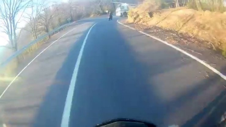 Motosiklet sürücülerinin ölümden döndükleri anlar kamerada