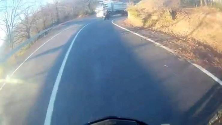 Motosiklet sürücülerinin ölümden döndükleri anlar kamerada
