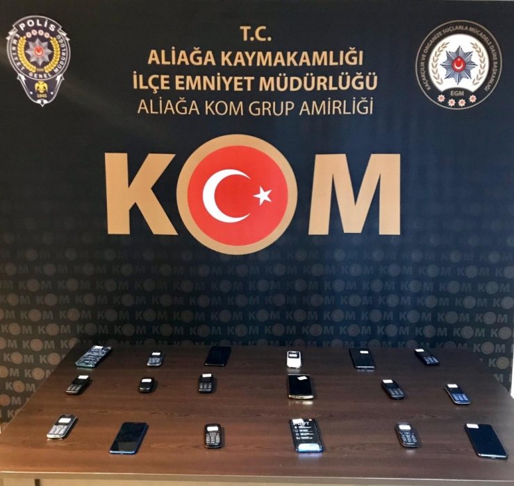 İzmir’de tütün ve kaçak cep telefonu operasyonu