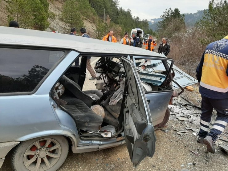 Hafif ticari araç ile otomobil çarpıştı: 2 yaralı