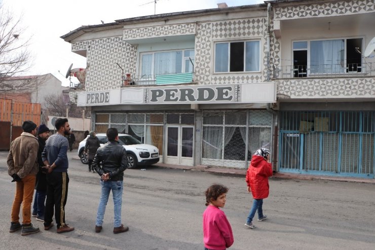 Kayseri’de ev yangını, dumandan zehirlenen 2 kardeş tedavi altına alındı