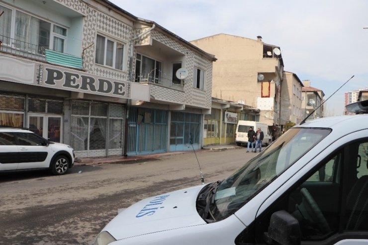 Kayseri’de ev yangını, dumandan zehirlenen 2 kardeş tedavi altına alındı